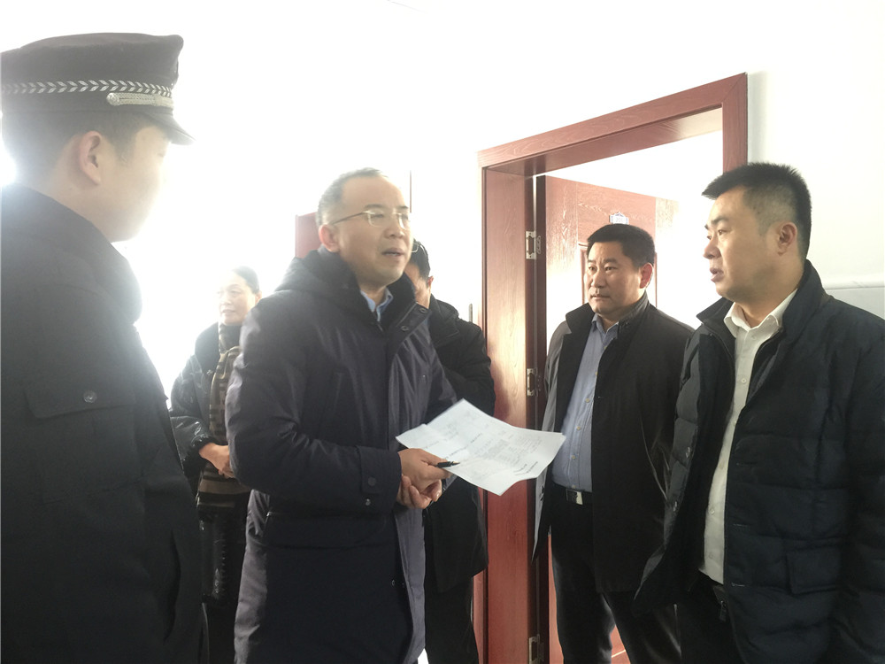 6校领导参观指导.jpg